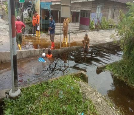 Pembersihan drainase yang dilakukan personel Satgas DLH Rohil.(foto: afrizal/halloriau.com)