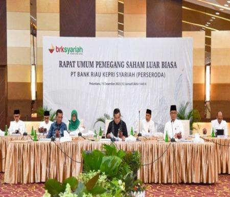 Sekda SF Hariyanto mengikuti RUPSLB BRK Syariah yang pemegang saham menolak calon tunggal Dirut (foto/tribun)