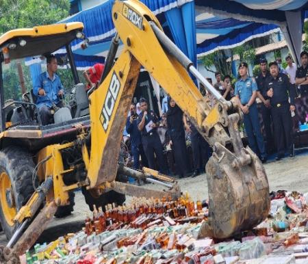 Pemusnahan barang milik negara hasil penindakan di halaman kantor Bea Cukai Dumai (foto/bambang)