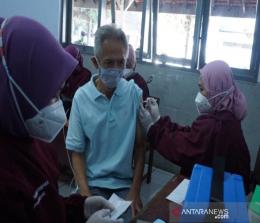 Vaksinasi lansia di Pekanbaru. (Ist)