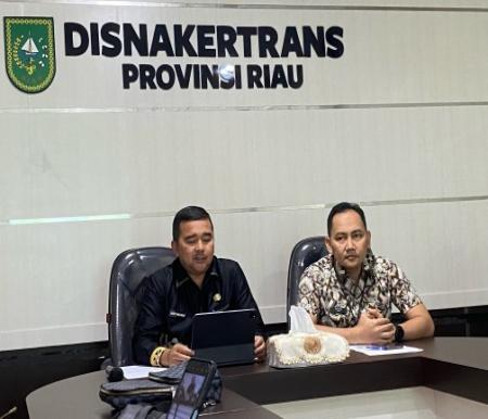 Kepala Disnakertrans Riau Boby Rachmat (kiri) meminta perusahaan patuhi aturan Menaker soal THR Lebaran (foto/yuni)
