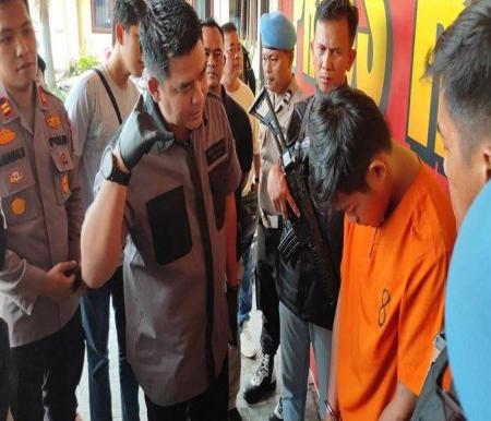 Kasatreskrim Polresta Pekanbaru saat ekspos kasus penikaman di Mapolresta Pekanbaru.(foto: tribunpekanbaru.com)