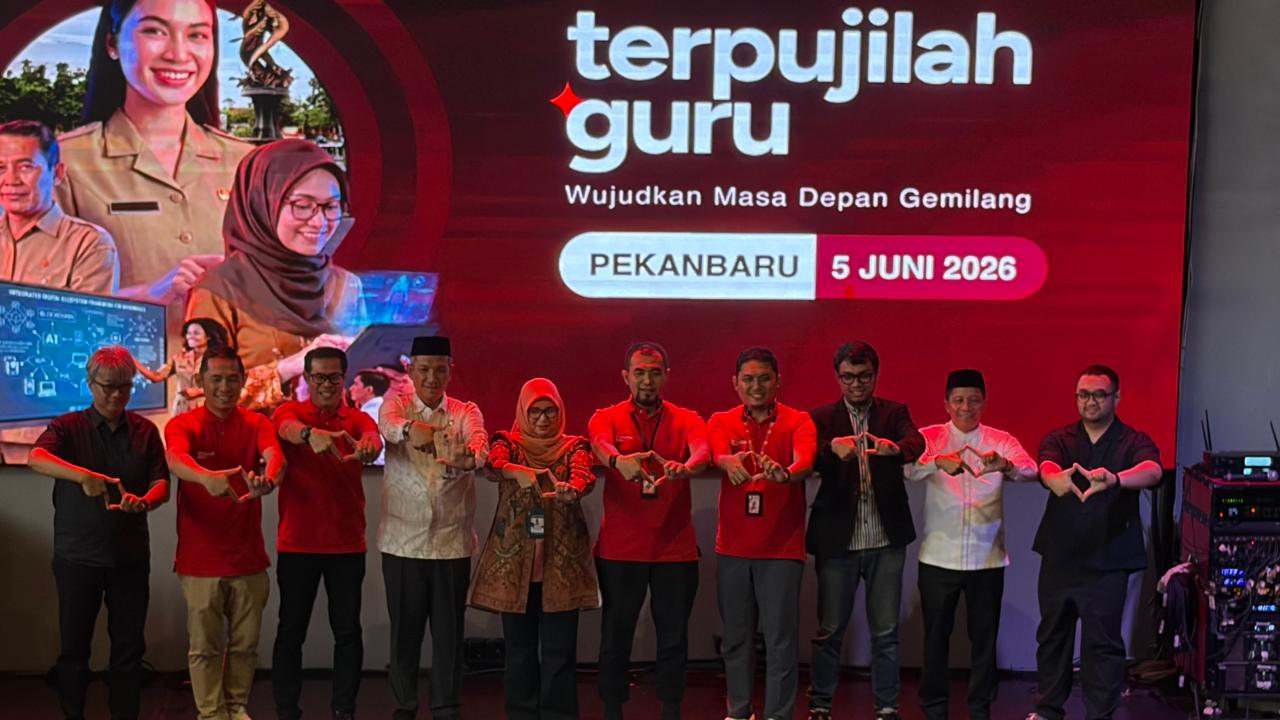 <p>Telkomsel menghadirkan program Terpujilah Guru sebagai inisiatif pengembangan kompetensi tenaga pendidik dalam menghadapi transformasi digital, termasuk pemanfaatan teknologi kecerdasan buatan atau Artificial Intelligence (AI). Ratusan guru di Pekanbaru dan daerah sekitarnya antusias menghadiri program yang diluncurkan Telkomsel beberapa waktu lalu. Kota Pekanbaru adalah kota kelima di level nasional dan pertama di Sumatera dimana program Terpujilah Guru dirancang untuk meningkatkan kapasitas dan keterampilan tenaga pendidik agar mampu beradaptasi dengan perkembangan teknologi sekaligus memperkuat peran guru sebagai pendidik, kreator dan inovator dalam ekosistem pembelajaran modern.</p>
<p>&nbsp;</p>
<p>&nbsp;</p>