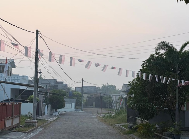 <p>Kabut asap kembali terlihat tebal dan sangat menyesakkan dada hingga mengganggu saluran pernafasan warga Pekanbaru. Warga berharap pemerintah daerah dan aparat terkait dapat mengatasi Karhutl yang semakin membahayakan kesehatan warga.</p>
