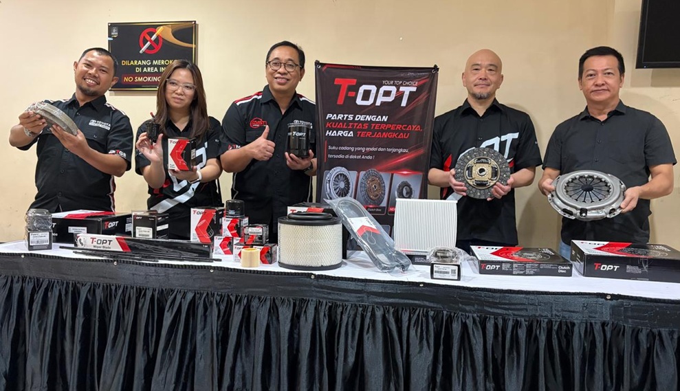 <p>(dari kiri) I Gusti Toma Dani, Kacab Tasti Pekanbaru, Rizka, Officer TAM ASBD, Agus Riyanto, Operation Manager PT Tasti Anugerah Mandiri dan Yamaguchi selaku Executive Coordinator PT TAM ASBD dan&nbsp;Aguan selaku Kepala Cabang dari PT Autostar Mandiri Teknotama saat&nbsp;menunjukkan suku cadang T-OPT di sela-sela customer gathering di Hotel Furaya, Senin (25/5/2026). Foto Ist</p>