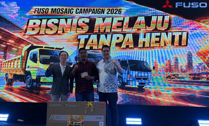 <p>Penyerahan grand prize kepada pelanggan Mitsubishi Fuso di gelaran Fuso Mosaic Campaign 2026, &ldquo;Bisnis Melaju Tanpa Henti&rdquo;. Hadiah berupa televisi 43&rdquo; diserahkan Kristianto, Department Head of Field 2 Sumatera PT Krama Yudha Tiga Berlian Motors (kanan) dan Siman Fong, Coordinator Branch Manager Dipo Internasional Pahala Otomotif Riau, Jumat (9/10/2026). Foto budy</p>