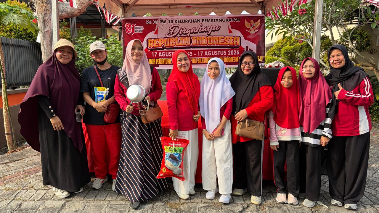 <p>Warga Perumahan Oasis RT 01 RW 10 Kelurahan Pematang Kapau, Kulim ikut semarakkan perayaan HUT ke-81 RI. Ibu-ibu warga Oasis foto bersama usai ikuti jalan santai.</p>
<p>&nbsp;</p>