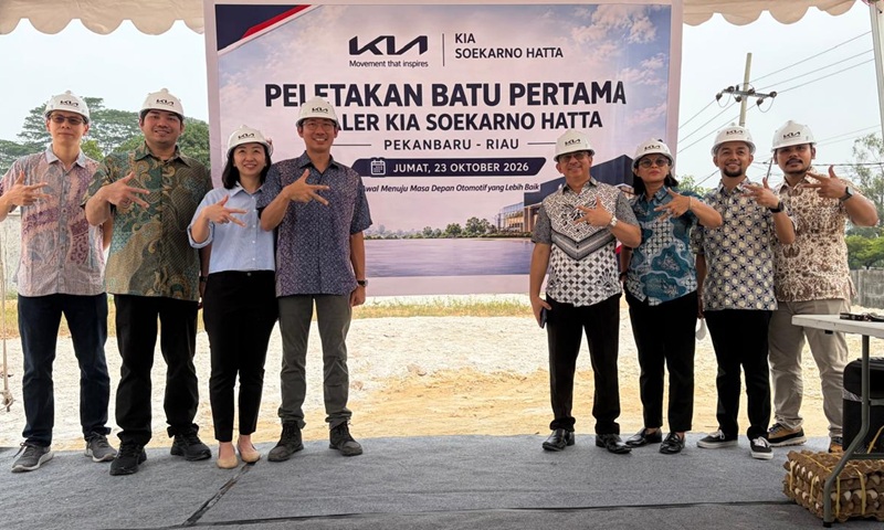 <p>Manajemen KIA Honda Soekarno Hatta Pekanbaru melakukan peletakan batu pertama (ground breaking) Dealer KIA HSH Pekanbaru di Jalan Soekarno Hatta, Jumat (23/10/2026). Foto Ist</p>
<p><img style="width: 100%; height: auto;" src="https://www.halloriau.com/uploads/1792730259_mceclip0.jpg"></p>
