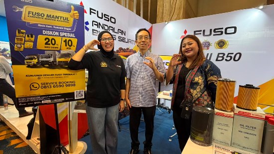 <p>(dari kiri) Sri Astuti, Sales Manager PT Dipo Internasional Pahala Otomotif, Siman Fong, Coordinator Branch Manager PT Dipo Internasional Pahala Otomotif, Riau dan Nurdiana, Promotion &amp; Event Dept PT Krama Yudha Tiga Berlian Motors, Jakarta saat menghadiri Sawit Indonesia Expo and Conference (SIEXPO) 2026 di Ska Co-Ex Pekanbaru, Riau, Kamis (6/8/2026). PT KTB melalui PT Dipo Internasional Pahala Otomotif, Pekanbaru ikut berpartispasi meramaikan SIEXPO dengan menawarkan berbagai sarana angkutan yang menjadi mitra tangguh petani sawit di Riau, diantaranya Mitsubishi Fuso Fighter X. Foto Ist</p>
<p>&nbsp;</p>