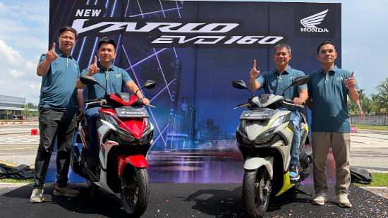 <p>Regional Head, Capella Honda Riau, Harry Sutiono (dua dari kanan), Jonny Winata selaku Manager Sales PT CDN (dua kiri) saat memperkenalkan varian baru New Vario Evo 160 yang dibanderol mulai Rp29 jutaan kepada media dan vloger di Capella Honda Safety Riding, Kampar, Senin (6/7/2026). Foto Ist&nbsp;</p>