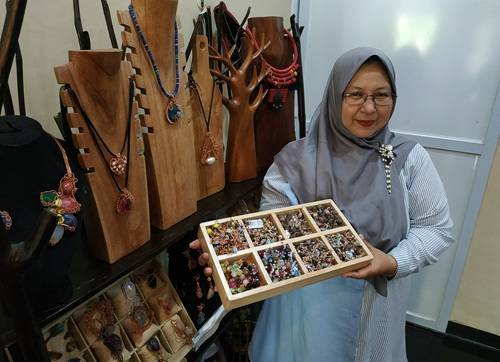 Bu Ade Owner Mahacinta.jpg