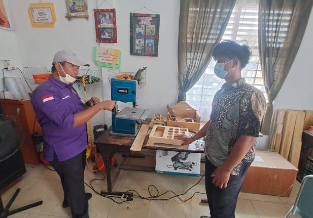 guru wartoni berbincang dengan Akbar halloriau.jpg